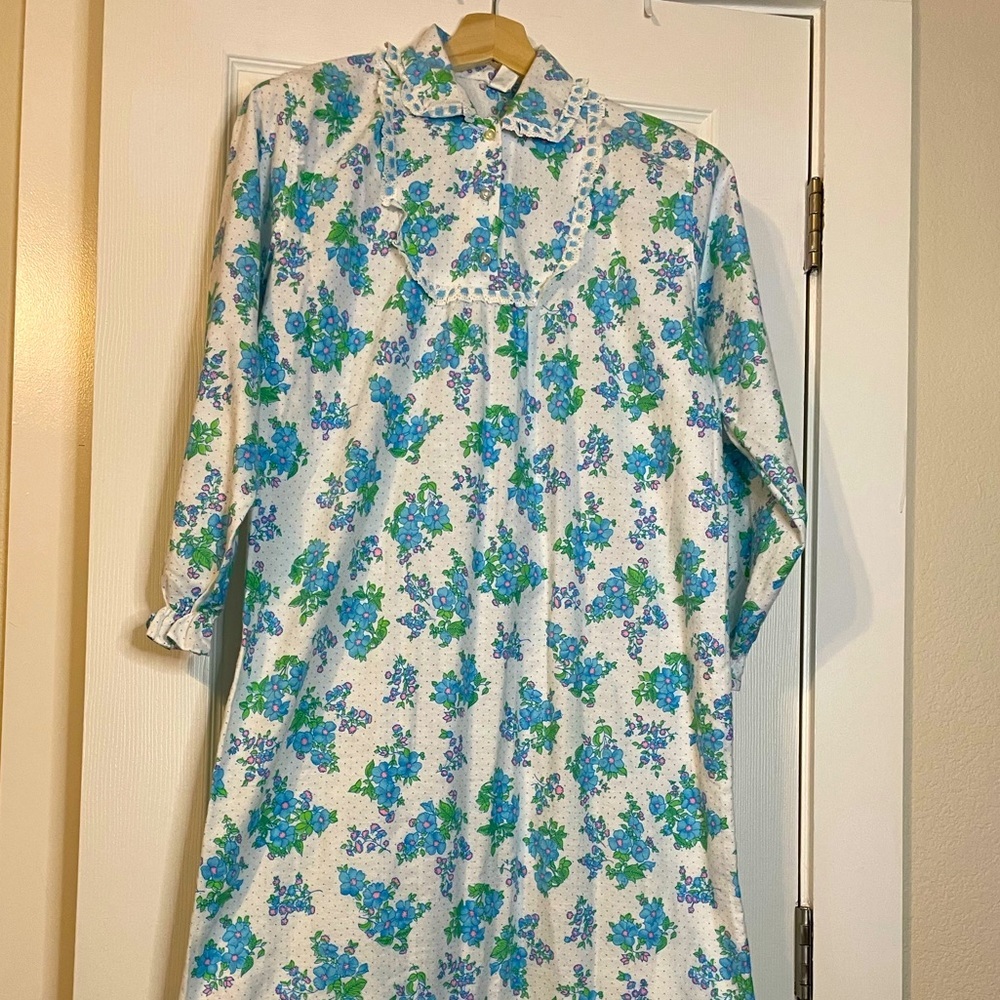 VTG JC Penney white w/ blue floral flannel long sleeve maxi length pajamas sz M